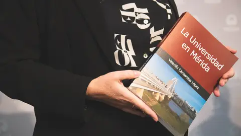 Valentín Carrascosa recoge 'La Universidad en Mérida' los comienzos de la UNED y la Politécnica Valentín Carrascosa recoge 'La Universidad en Mérida' los comienzos de la UNED y la Politécnica