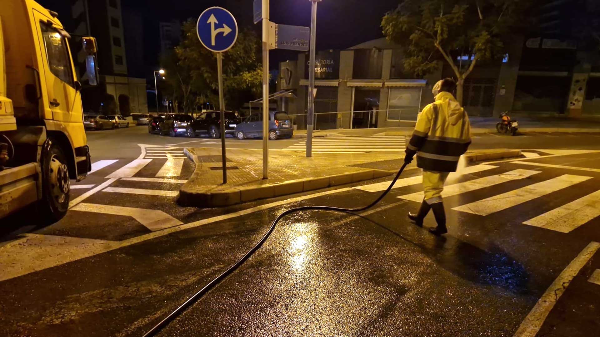 Benidorm inicia el plan de baldeo de calles Benidorm inicia el plan de baldeo de calles