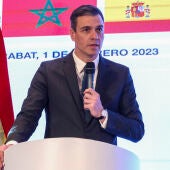 El presidente del Gobierno, Pedro Sánchez, durante su intervención en el foro empresarial celebrado en la capital marroquí que da el pistoletazo de salida a la cumbre hispano-marroquí.
