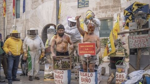 Varios apicultores echan miel a otros durante una concentración frente a Les Corts.