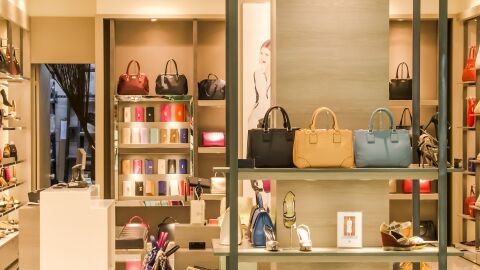  Imagen del interior de una tienda de bolsos y complementos