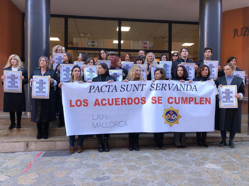 Medio centenar de letrados se concentran en los juzgados de Sa Gerreria de Palma: "El Ministerio quiere una Justicia 'low cost'" Medio centenar de letrados se concentran en los juzgados de Sa Gerreria de Palma: "El Ministerio quiere una Justicia 'low cost'"