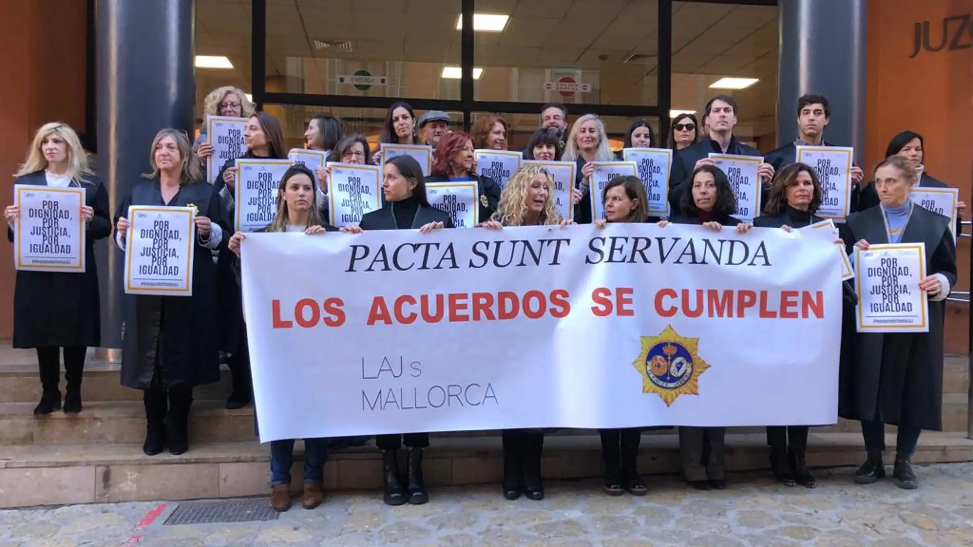 Medio centenar de letrados se concentran en los juzgados de Sa Gerreria de Palma: "El Ministerio quiere una Justicia 'low cost'".