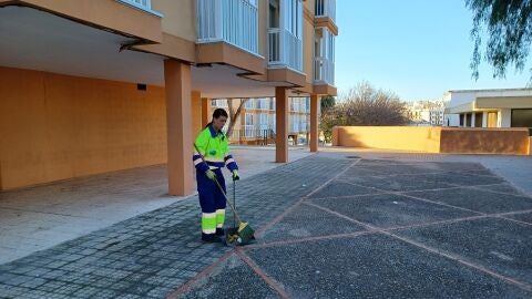 Una trabajadora del servicio de limpieza de Chiclana