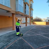 Una trabajadora del servicio de limpieza de Chiclana Una trabajadora del servicio de limpieza de Chiclana