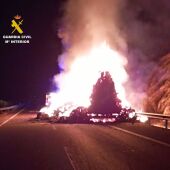 Cortada la A66 a la altura de Baños de Montemayor por el incendio de un camión de paja