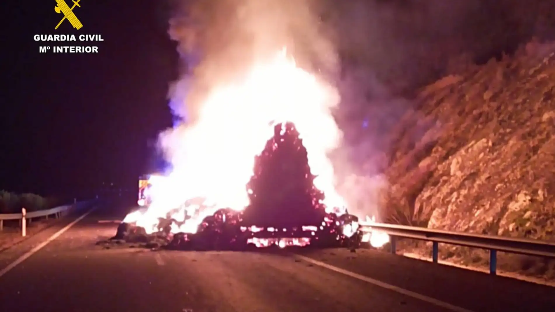 Cortada la A66 a la altura de Baños de Montemayor por el incendio de un camión de paja