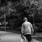 Imagen de archivo de un anciano paseando por un parque