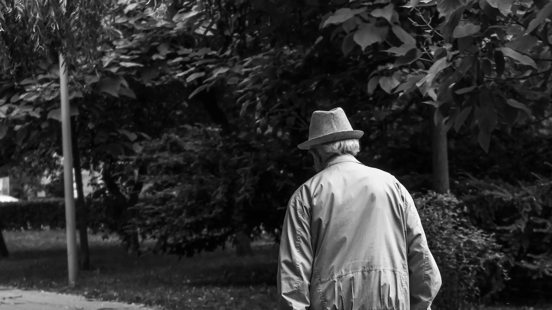 Imagen de archivo de un anciano paseando por un parque