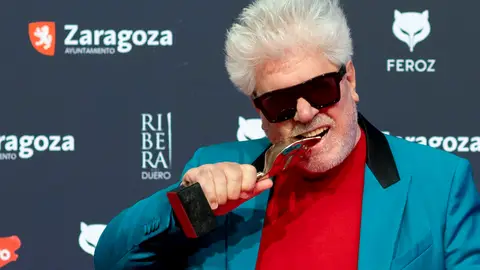 Pedro Almodóvar muerde su Feroz de Honor en el photocall de los Premios Feroz 2023 Pedro Almodóvar muerde su Feroz de Honor en el photocall de los Premios Feroz 2023