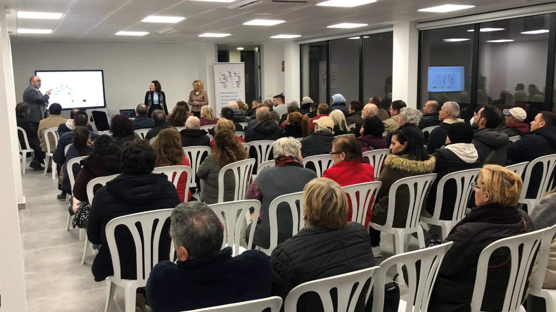 Almassora reúne en el Auditorio Les Boqueres a los beneficiarios de 3,8 millones del Plan de Barrios 