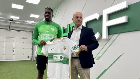 El delantero Randy Nteka y Joaqu&iacute;n Buitrago, presidente del Elche