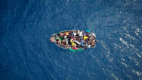 Imagen aerea de una patera con migrantes 