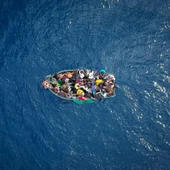 Imagen aerea de una patera con migrantes Imagen aerea de una patera con migrantes
