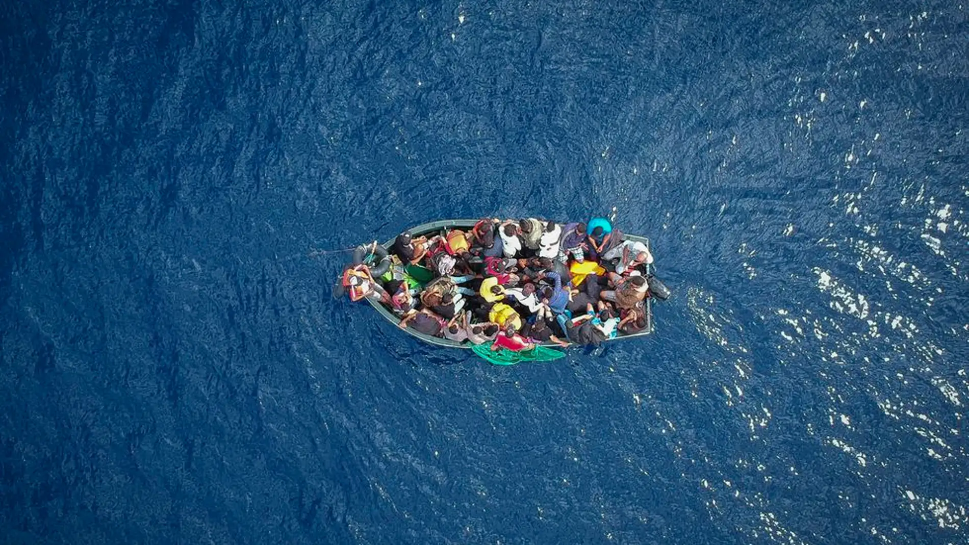 Imagen aerea de una patera con migrantes 
