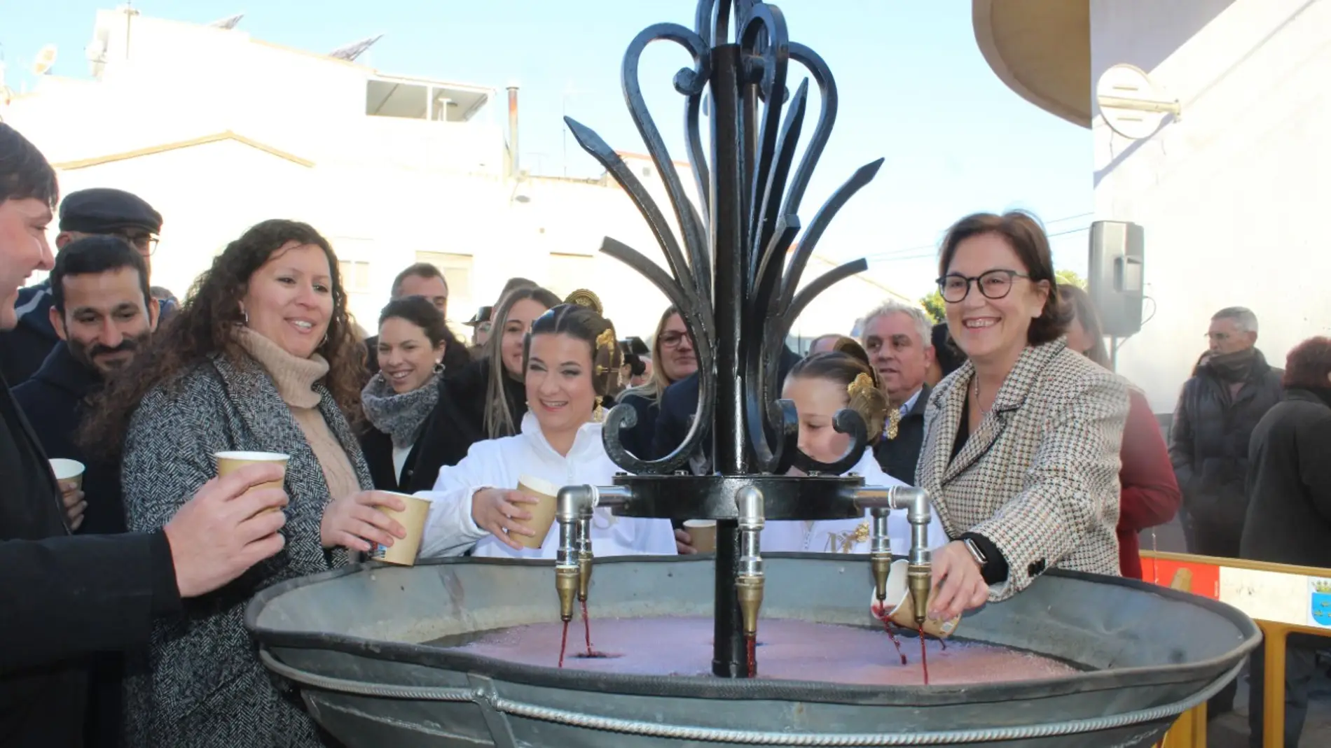 Más de 2.000 personas han participado en la Font del vi en el día de Sant Blai de Borriana 