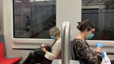 Viajeros protegidos con mascarillas en un vagón del metro de Bilbao