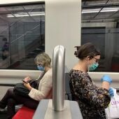 Viajeros protegidos con mascarillas en un vagón del metro de Bilbao