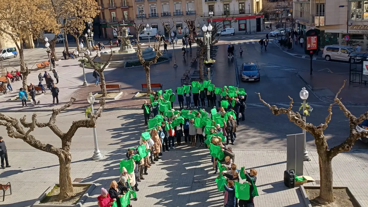 Los oscenses han formado un lazo en la Plaza de Navarra.