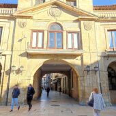 El Ayuntamiento de Oviedo, sin las barandillas ni las banderas institucionales, retiradas por reparación. - EUROPA PRESS
