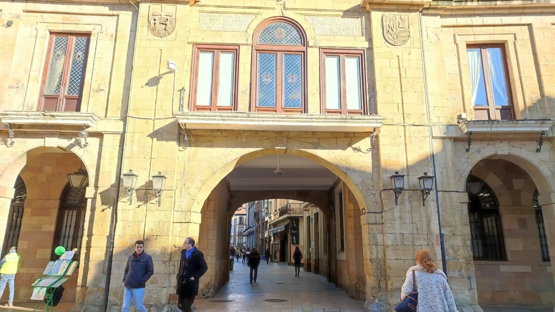 El Ayuntamiento de Oviedo, sin las barandillas ni las banderas institucionales, retiradas por reparación. - EUROPA PRESS