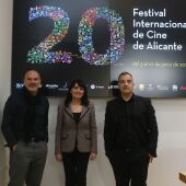 Crespo, Parra y Seva, con el cartel anunciador del Festival de Cine de Alicante 