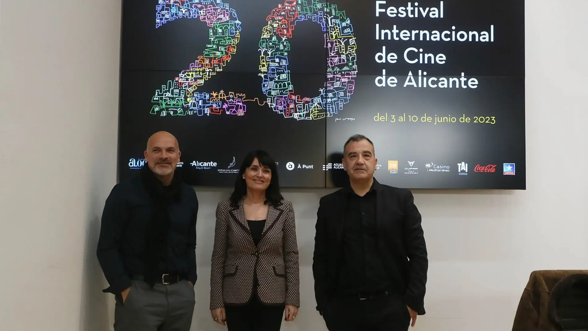 Crespo, Parra y Seva, con el cartel anunciador del Festival de Cine de Alicante 