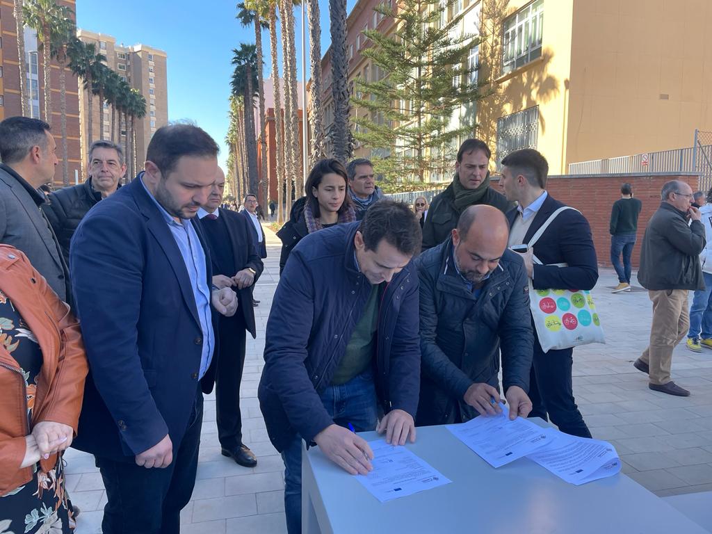 Castelló recepciona las obras de la avenida de Lidón entre adeptos y detractores Castelló recepciona las obras de la avenida de Lidón entre adeptos y detractores