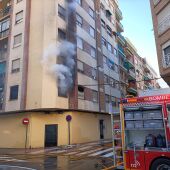 El incendio de una vivienda obliga a desalojar parte de una finca en Castelló