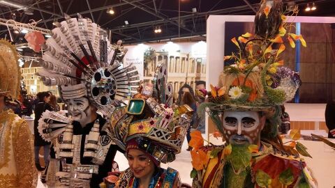 Las comparsas representan al Carnaval de Badajoz en una edici&oacute;n de Fitur