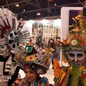 Las comparsas representan al Carnaval de Badajoz en una edición de Fitur