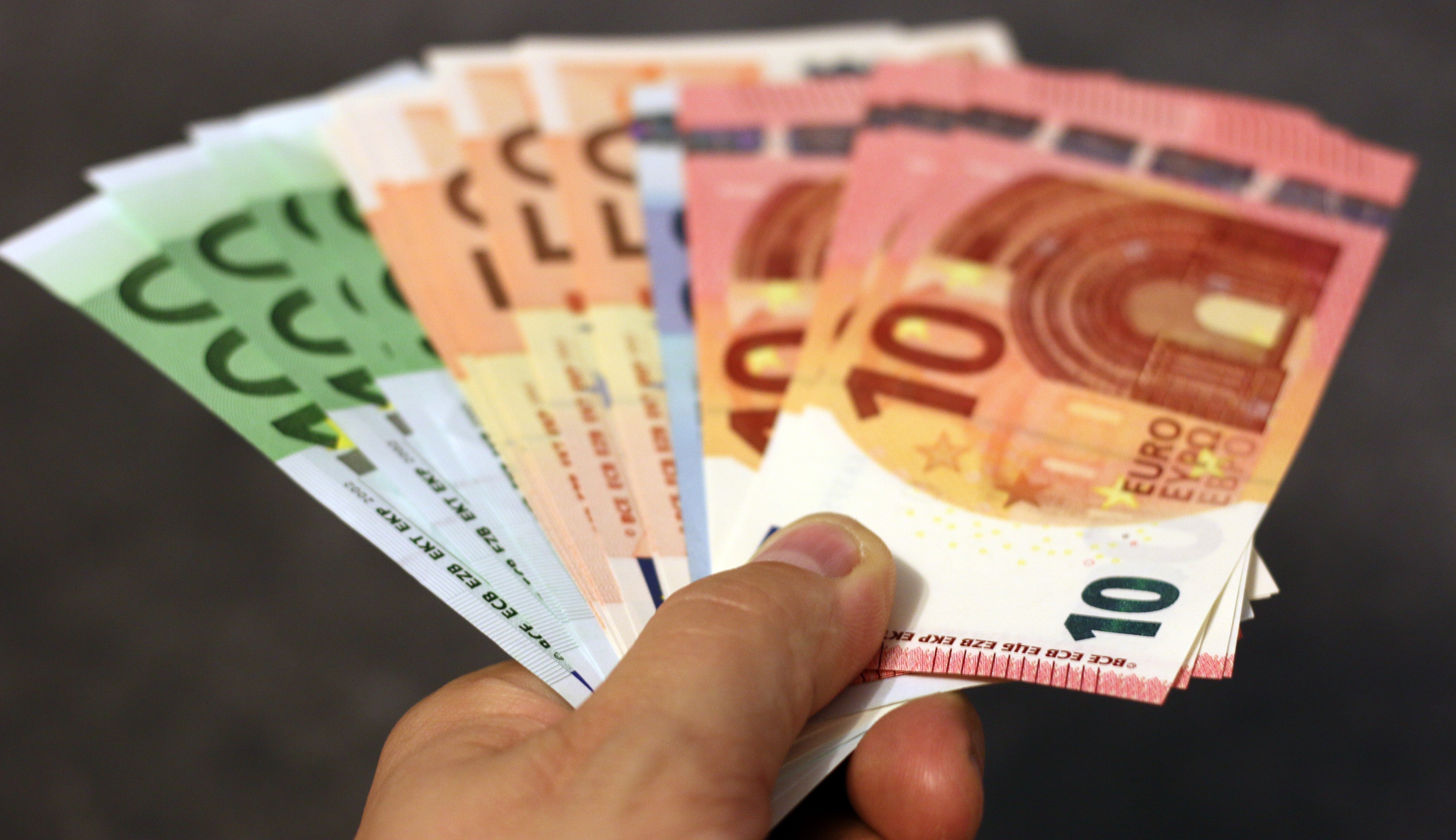 El limite de dinero que puedas llevaren efectivo en el coche para evitar multas El limite de dinero que puedas llevaren efectivo en el coche para evitar multas
