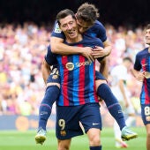 Lewandowski, Gavi y Pedri celebran un gol con el Barça