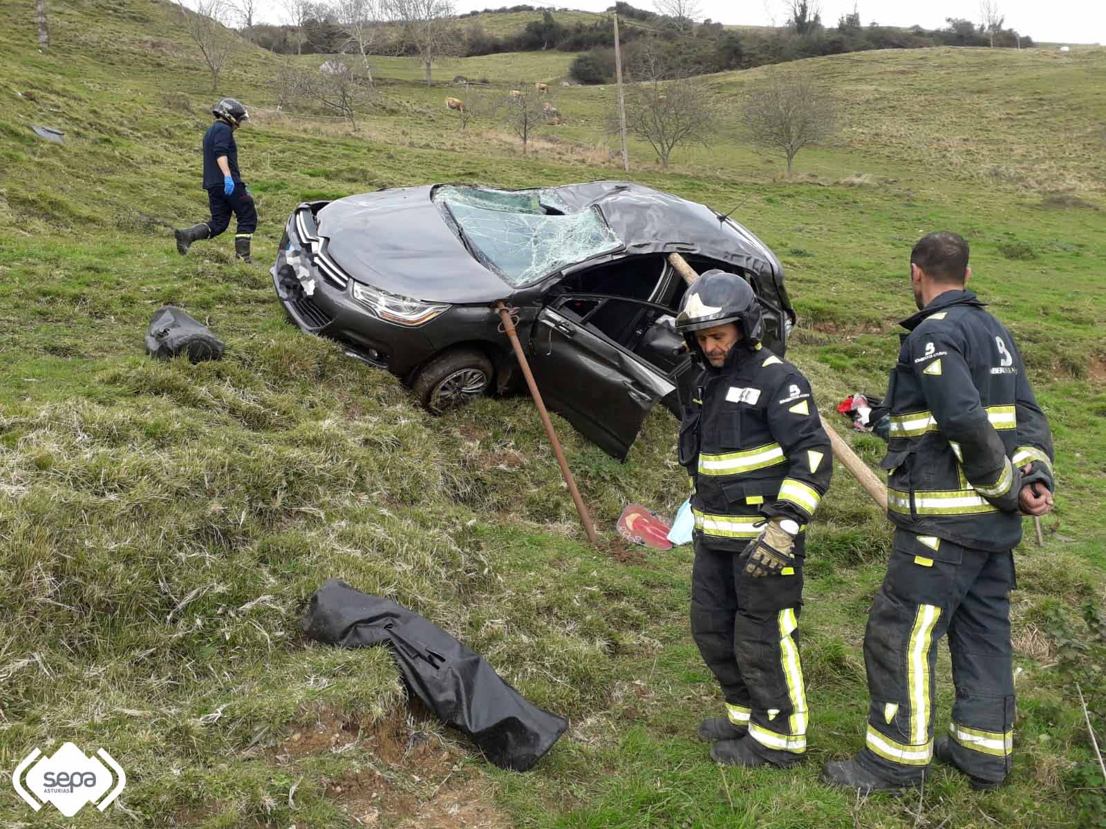 Tres heridos en Piloña al volcar su vehículo Tres heridos en Piloña al volcar su vehículo