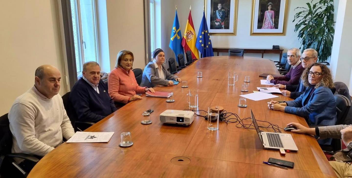 El Ayuntamiento de Parres y Delegación de Gobierno abordan la seguridad ante las obras del puente Emilio Llamedo El Ayuntamiento de Parres y Delegación de Gobierno abordan la seguridad ante las obras del puente Emilio Llamedo