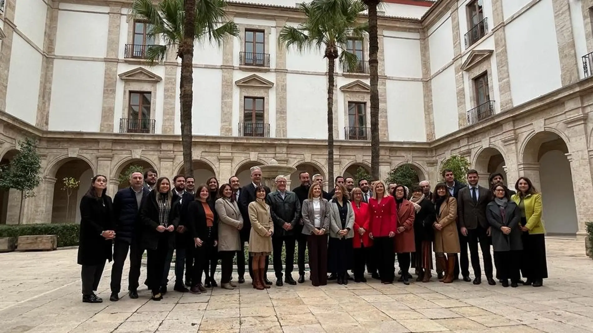 La ministra de Transportes, Raquel Sánchez, con los alcaldes de los municipios afectados por el Plan de Rehabilitación.