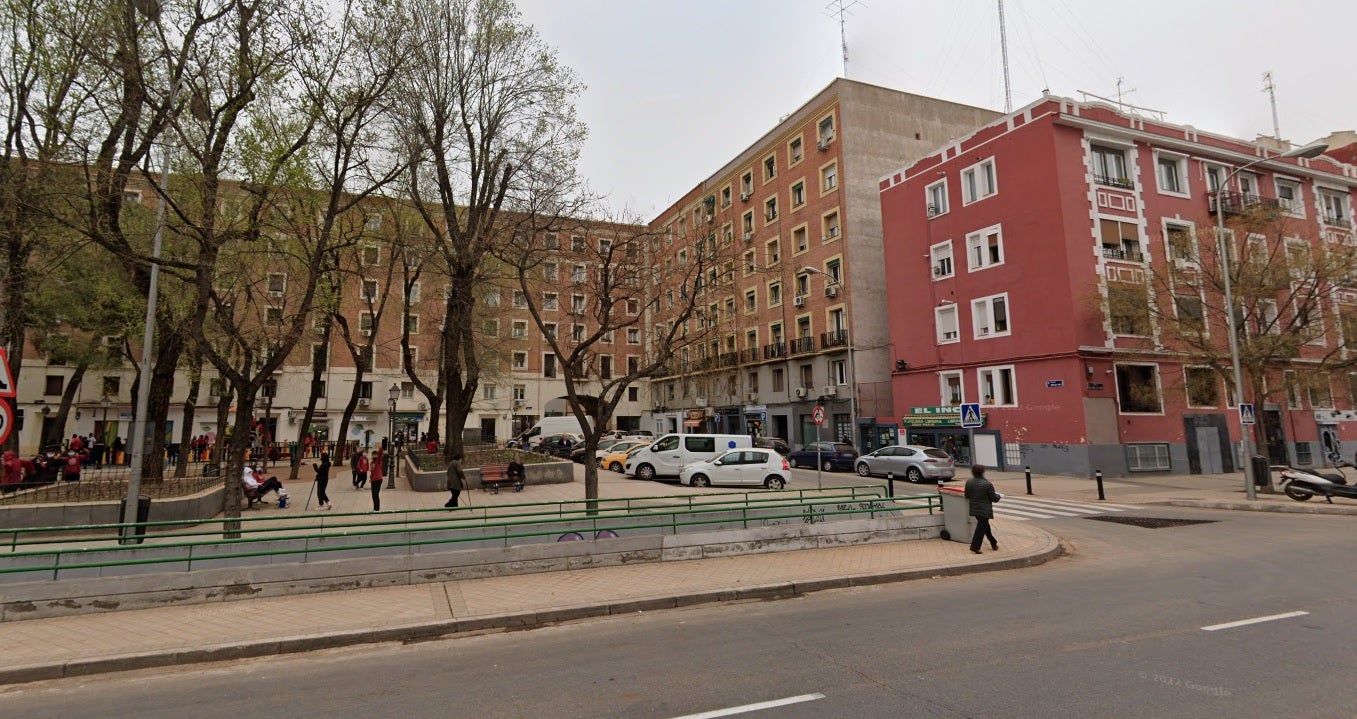 Un menor de 16 años, grave tras recibir dos puñaladas en una plaza de Madrid Un menor de 16 años, grave tras recibir dos puñaladas en una plaza de Madrid