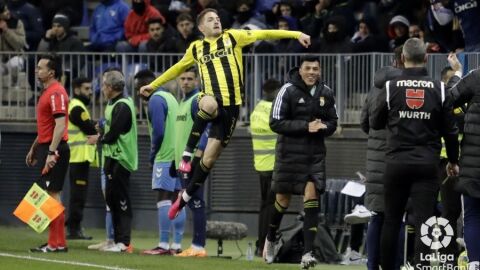Manu Vallejo celebra su primer gol con el Oviedo