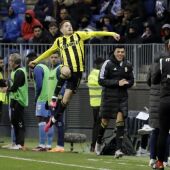 Manu Vallejo celebra su primer gol con el Oviedo