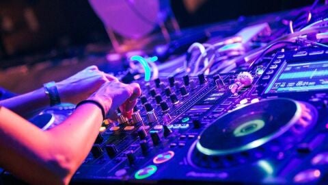 Mesa de mezclas, dj, trap