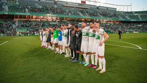 La plantilla del Elche celebró con la grada del Martínez Valero el triunfo frente al Villarreal La plantilla del Elche celebró con la grada del Martínez Valero el triunfo frente al Villarreal