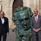 El alcalde Antonio Muñoz junto a una de las estatuillas de los Goya que hay repartidas por la ciudad 