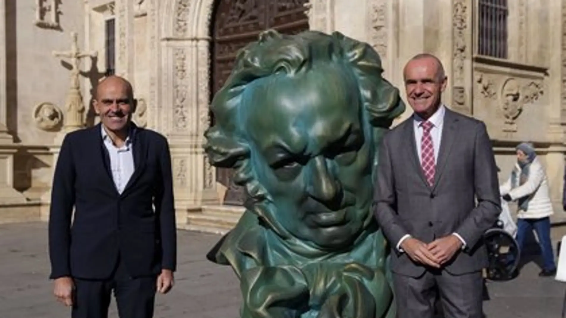 El alcalde Antonio Muñoz junto a una de las estatuillas de los Goya que hay repartidas por la ciudad 
