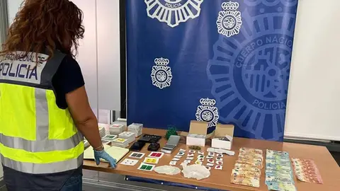 Un hombre de 54 años detenido en Alicante por agredir sexualmente a su sobrina menor de edad y utilizarla para vender droga Policía Nacional mostrando lo incautado en casa del denunciado.