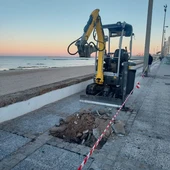 Una de las maquinarias instalando nuevos árboles Una de las maquinarias instalando nuevos árboles