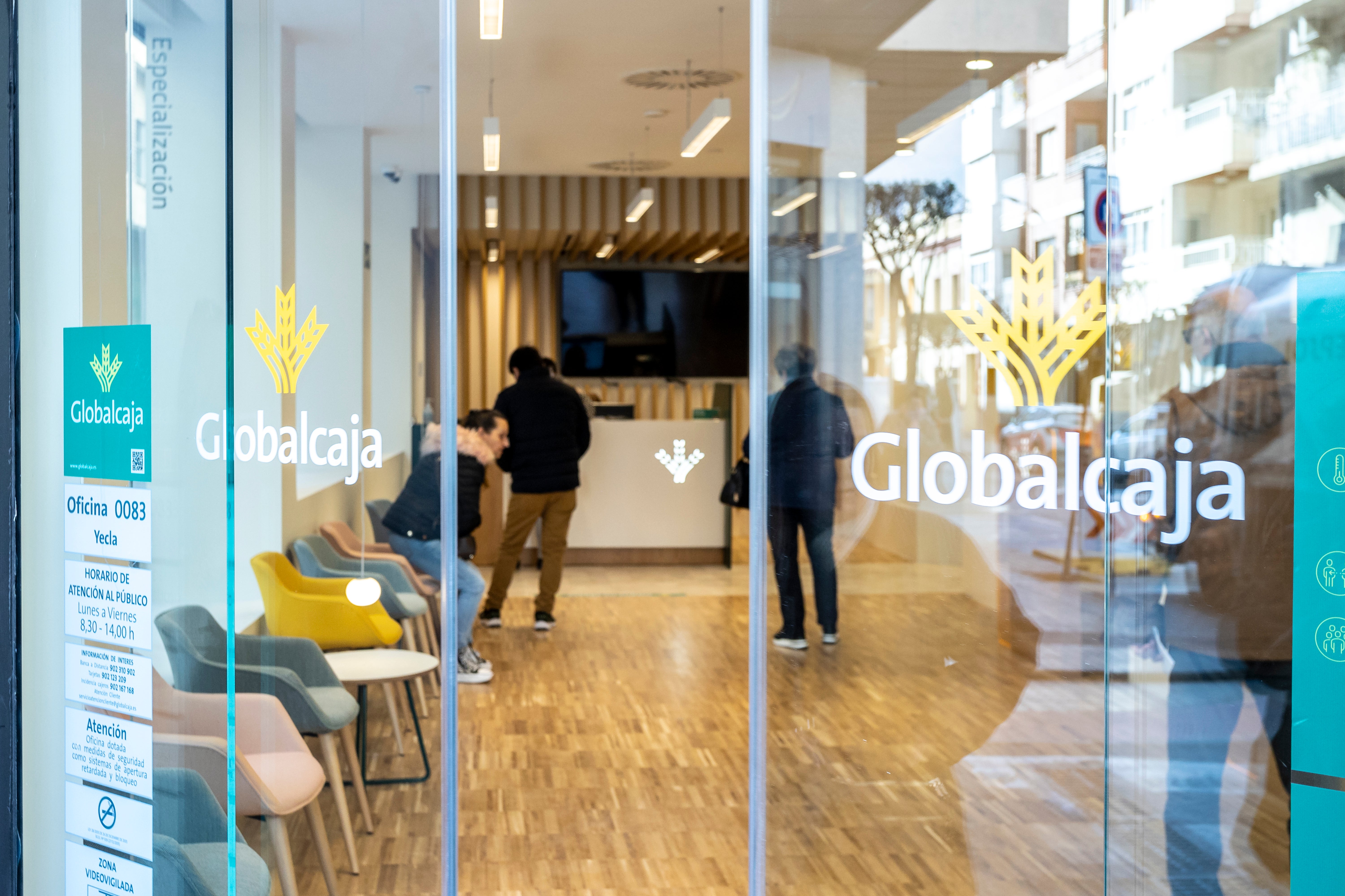Globalcaja estrena dos nuevas oficinas en Pozo Cañada y Yecla Globalcaja estrena dos nuevas oficinas en Pozo Cañada y Yecla