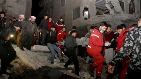 Labores de rescate en uno de los edificios destruidos tras el terremoto en Turqu&iacute;a en la ciudad de Hama/ EFE/EPA/SANA HANDOUT