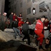 Labores de rescate en uno de los edificios destruidos tras el terremoto en Turquía en la ciudad de Hama/ EFE/EPA/SANA HANDOUT