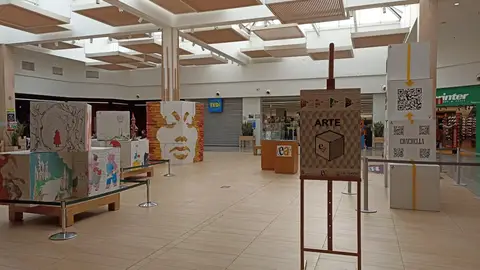 El centro comercial Las Huertas celebra los 100 años de la Escuela Mariano Timón con la instalación de la obra efímera “Artealcubo" .