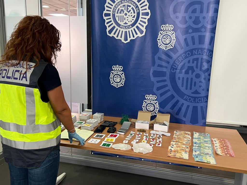 La Policía Nacional pone a disposición judicial en Villena a un hombre detenido por agredir sexualmente a su sobrina menor de edad La Policía Nacional pone a disposición judicial en Villena a un hombre detenido por agredir sexualmente a su sobrina menor de edad